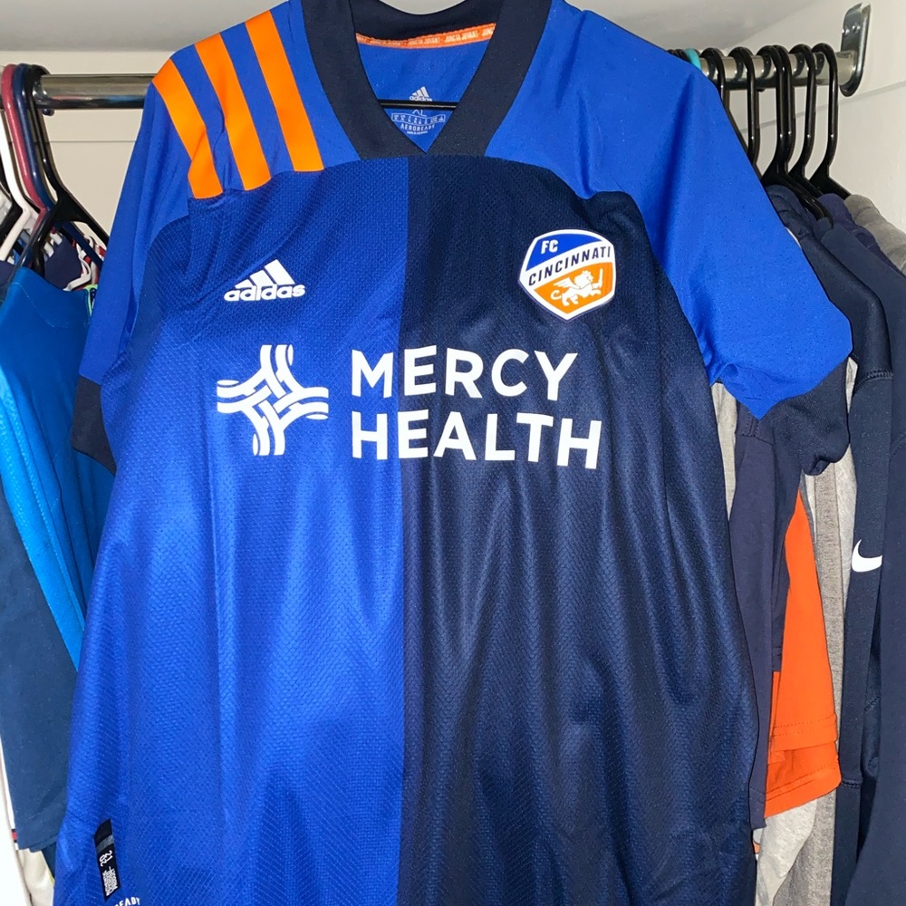 size XL fc cincinnati home soccer jersey! NWT!